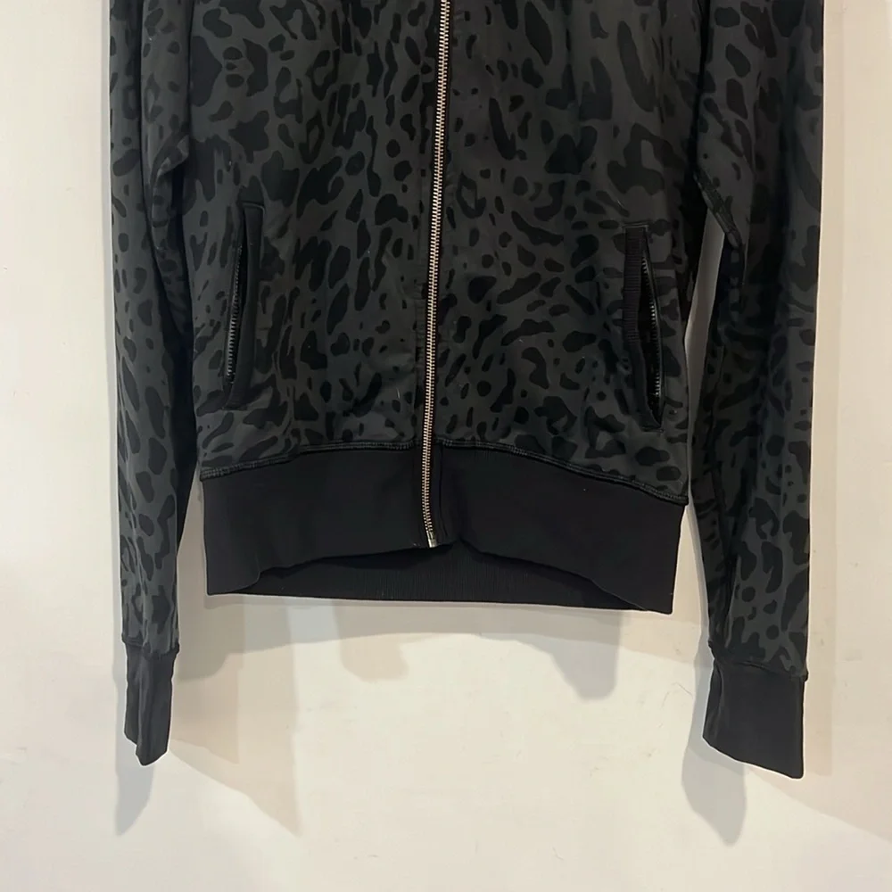 Lululemon Grey Black Namaskar Leopard Animal Swirl zip up scuba hoodie size 4 - Picture 5 of 16